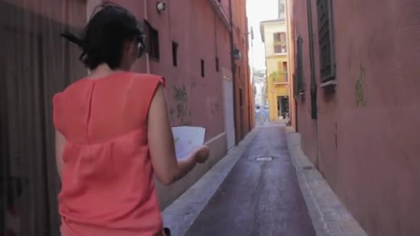 Los turistas se perdieron en las estrechas calles de la ciudad vieja — Vídeo de stock