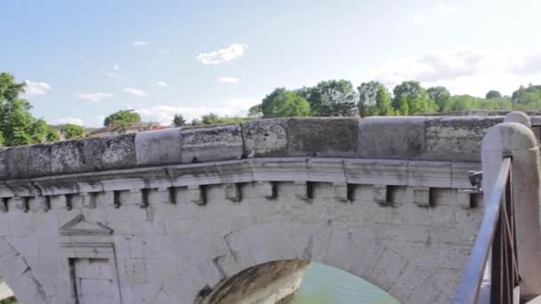 Chica haciendo foto móvil del puente de Tiberio hito Rímini Italia — Vídeos de Stock