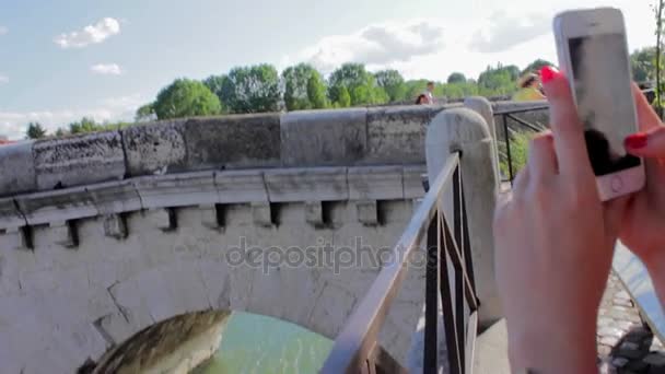 Meisje maken van mobiele foto van Tiberius brug landmark Rimini Italië — Stockvideo