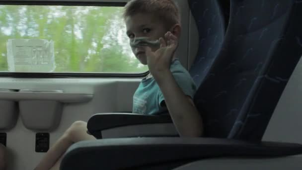 Αγόρι που δείχνει τις ικανότητές του με το τίναγμα κλώστες νευριάζω με το δάχτυλο — Αρχείο Βίντεο