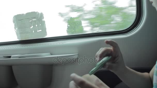 Menino mostrando habilidades por cintilação fidget spinners com dedo — Vídeo de Stock
