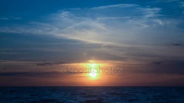 Zaman atlamalı. Deniz manzara gün batımı ile akşam