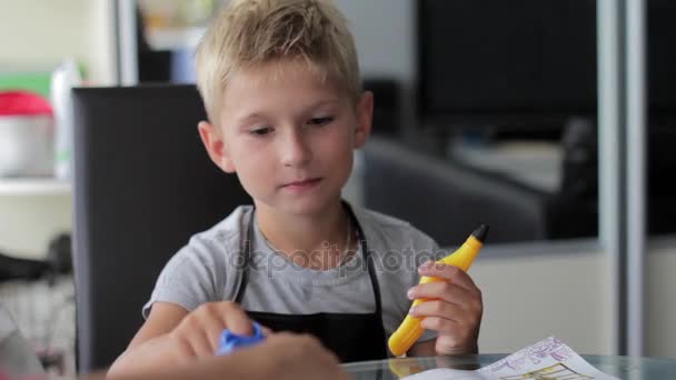 Moeder helpt zijn zoon om zijn huiswerk te doen — Stockvideo