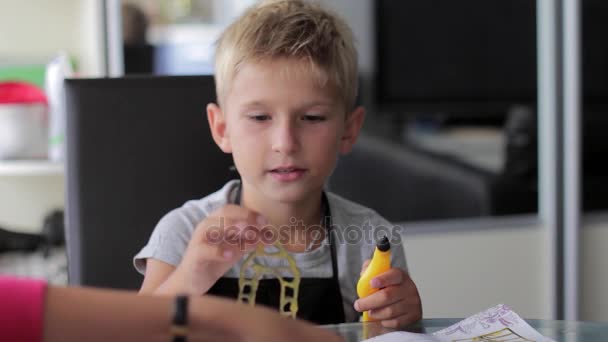 Moeder helpt zijn zoon om zijn huiswerk te doen — Stockvideo