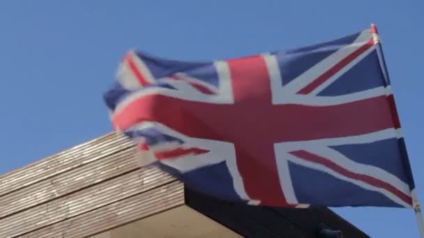 Bandera de Gran Bretaña en el viento — Vídeos de Stock