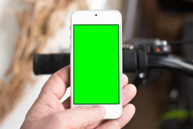 Elini kullanma smartphone yakınındaki Bisikletleri ile karayoluyla durduğunu iken