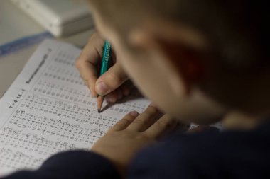 Çocuk matematik örnekler çözer. 