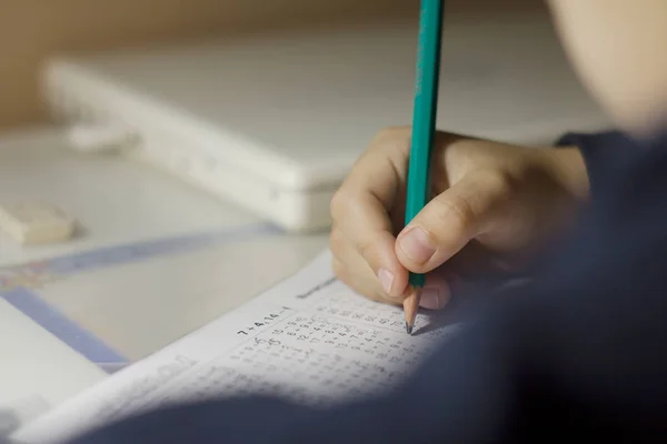 Barn löser matematik exempel. — Stockfoto