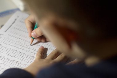 Çocuk matematik örnekler çözer. 