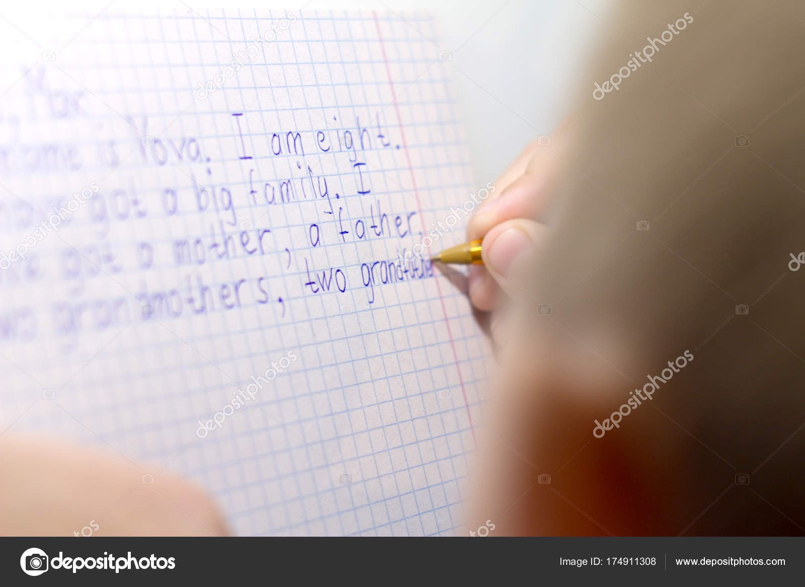 Nahaufnahme Des Jungen Hand Mit Bleistift Schreiben Englische Wörter