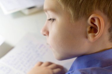 Yakın çekim çocuk el ile İngilizce kelime el ile geleneksel beyaz not defteri kağıda yazı kalem.