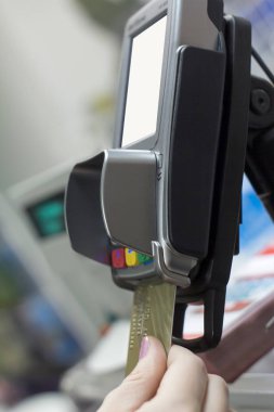 Elektronik ödeme terminali olan kredi kartı