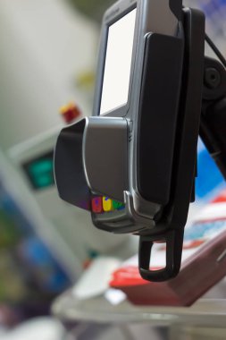 Elektronik ödeme terminali olan kredi kartı