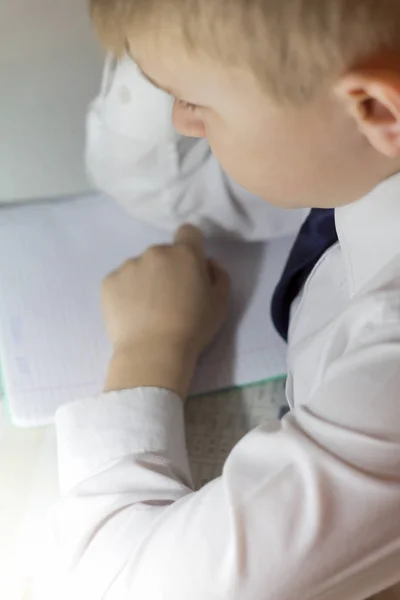 Missnöjda pojken elev tänker på en traditionell anteckningsbok i en bur — Stockfoto