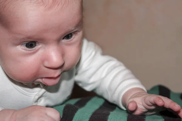 Nouveau né caucasien bébé regardant sur le côté — Photo