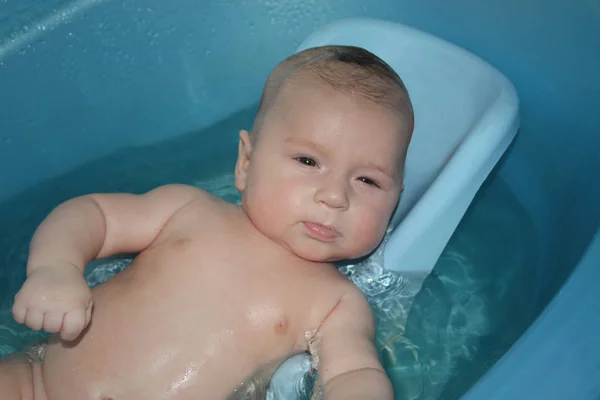 Ny Født kaukasisk Baby i badet - Stock-foto