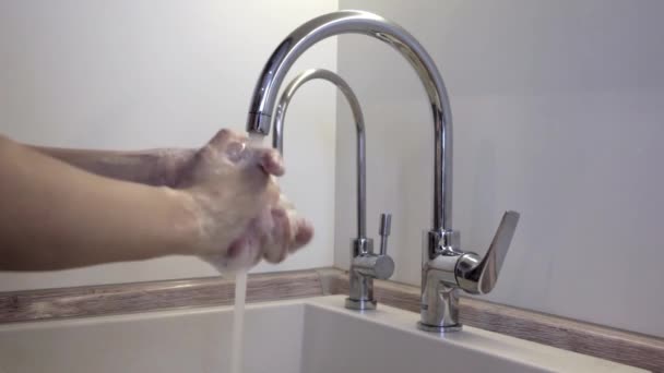 Une fille se lave les mains. Coronavirus prévention de la pandémie se laver les mains avec de l'eau tiède se frotter les doigts se laver fréquemment ou à l'aide de gel désinfectant pour les mains . — Video