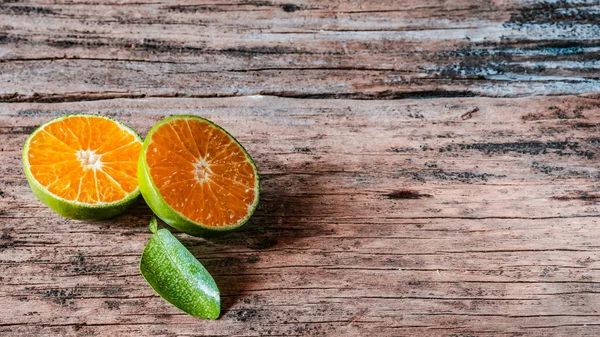 Köy ahşap masasında yaprakları olan taze yerel portakallar. Endonezya 'da bu meyveye jeruk denir..