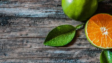 Köy ahşap masasında yaprakları olan taze yerel portakallar. In Ind