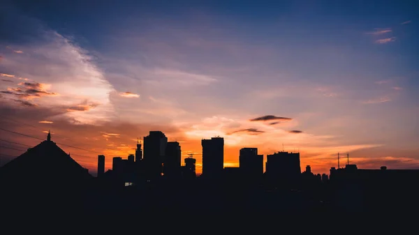 Dramatic sunset sky and buildings silhouette — Stock Photo, Image