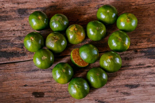 Arrangement of oranges forms a heart symbol
