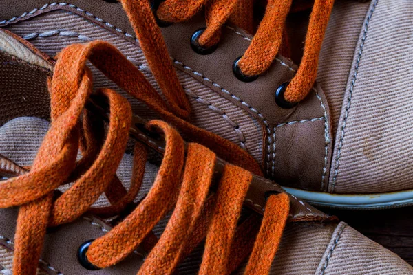 Spor ayakkabıları yaklaş. Spor ayakkabı makro desenli ayakkabı bağcığı. Tahtada ayakkabılar.