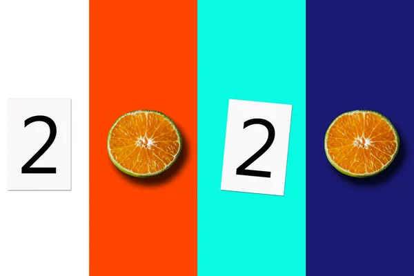 Bölünmüş portakallar beyaz olarak izole edilir ve 2020 arka planında üç renk eğilimi vardır.