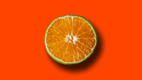 Renkli arkaplanda tek bölünmüş turuncu izole