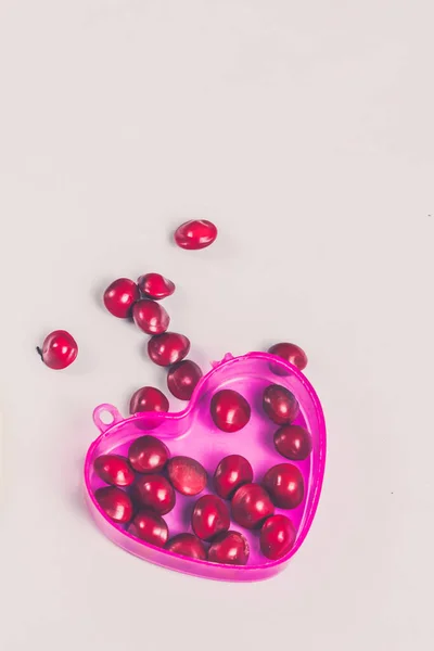 Yaratıcı düz bir kalp şekli, Adenanthera Pavonia veya kırmızı sandal ağacı tohumu, egzotik kırmızı. Aşk sembolü. 