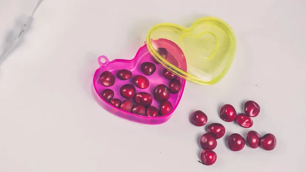 Yaratıcı düz bir kalp şekli, Adenanthera Pavonia veya kırmızı sandal ağacı tohumu, egzotik kırmızı. Aşk sembolü. 