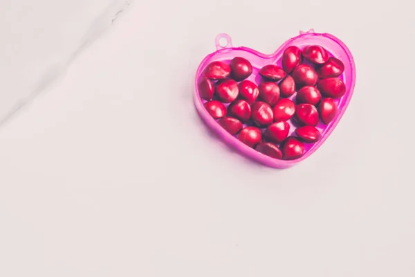 Yaratıcı düz bir kalp şekli, Adenanthera Pavonia veya kırmızı sandal ağacı tohumu, egzotik kırmızı. Aşk sembolü. 