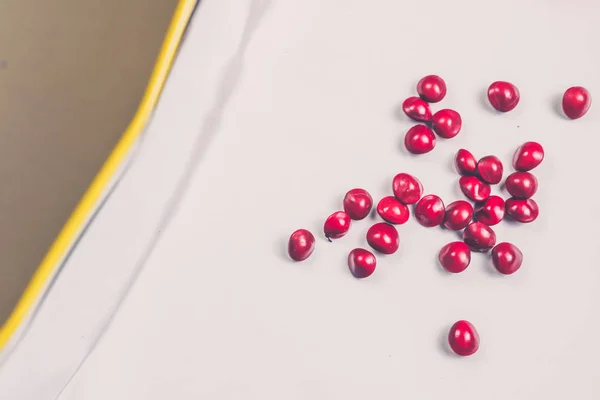 Yaratıcı düz bir kalp şekli, Adenanthera Pavonia veya kırmızı sandal ağacı tohumu, egzotik kırmızı. Aşk sembolü. 