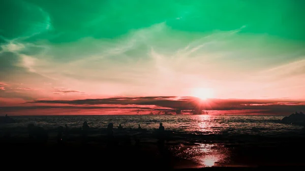 Dramatik gökyüzü ve bulutlar. Çocuklarıyla şehir sakinleri deniz kenarında bir hafta sonunun tadını çıkarıyorlar.. 