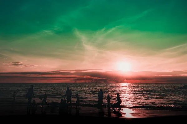 Dramatik gökyüzü ve bulutlar. Çocuklarıyla şehir sakinleri deniz kenarında bir hafta sonunun tadını çıkarıyorlar.. 