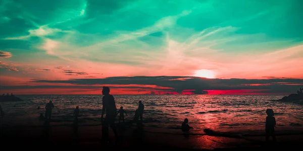 Dramatik gökyüzü ve bulutlar. Çocuklarıyla şehir sakinleri deniz kenarında bir hafta sonunun tadını çıkarıyorlar.. 