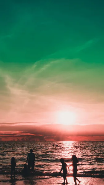 Dramatik gökyüzü ve bulutlar. Çocuklarıyla şehir sakinleri deniz kenarında bir hafta sonunun tadını çıkarıyorlar.. 