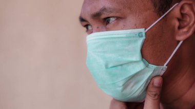 Koronavirüs, covid-19 ve kuş gribi gibi virüslerin neden olduğu hastalıkların yayılmasını tahmin etmek için Asyalı bir maske takıyor. Coronavirus pendemic 2020