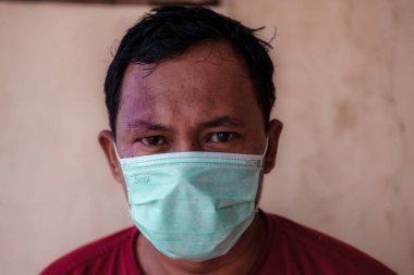 Koronavirüs, covid-19 ve kuş gribi gibi virüslerin neden olduğu hastalıkların yayılmasını tahmin etmek için Asyalı bir maske takıyor. Coronavirus pendemic 2020