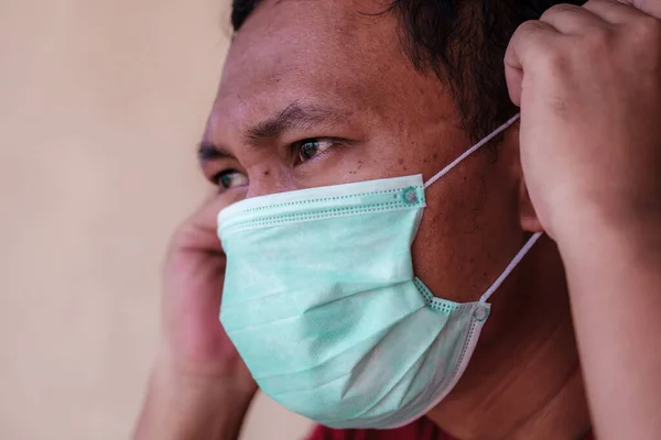 Tıbbi yüz maskesi takan Asyalı adam, covid-19 salgın illüstrasyonu