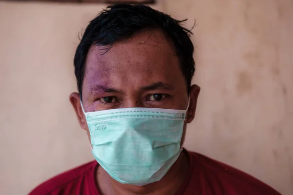 Koronavirüs, covid-19 ve kuş gribi gibi virüslerin neden olduğu hastalıkların yayılmasını tahmin etmek için Asyalı bir maske takıyor. Coronavirus pendemic 2020