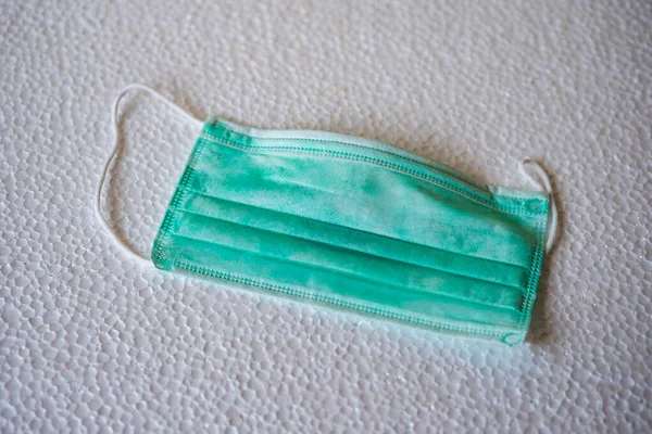 Cerrahi maske beyaz, pürüzlü yüzeyde izole edilmiş