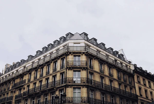 Παριζιάνικο κτίριο στη Γαλλία — Φωτογραφία Αρχείου