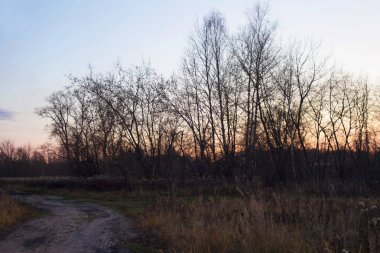 Kasım. Güneş batıyor. Hava soğuyor.