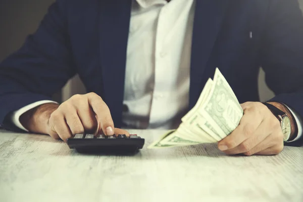 Man hand money with calculator — Stock Photo, Image
