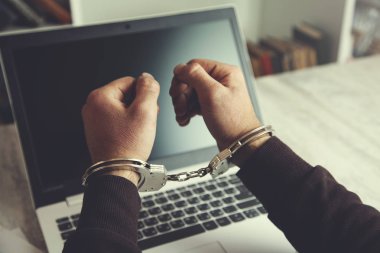 elleri klavyeye kelepçele.