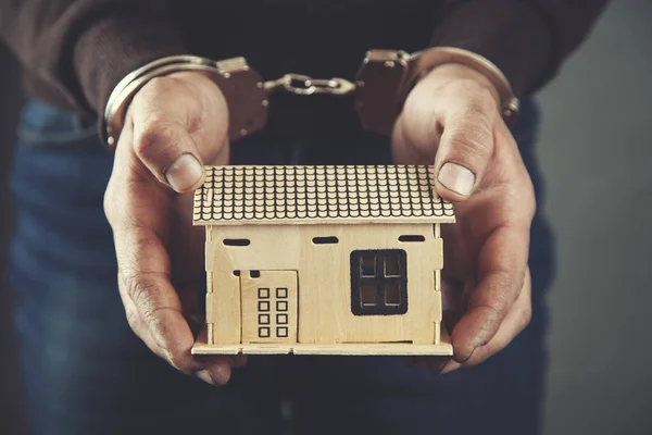 手錠と家の模型 — ストック写真