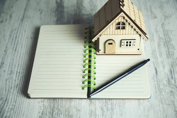 Modelo de casa en bloc de notas — Foto de Stock