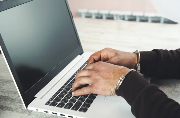 Hand handcuffs on keyboard — Stock Photo, Image