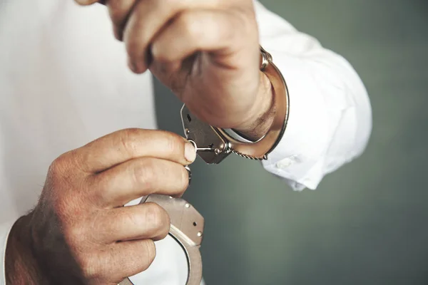 Мужские наручники и ключ — стоковое фото