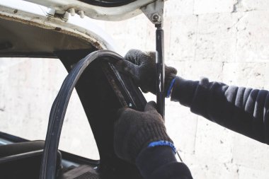 Adam eli kırık araba.